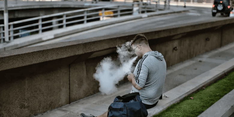 092319_Vape-Smoke_AP_CM_02