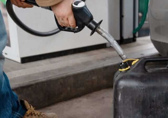 filling a gas can